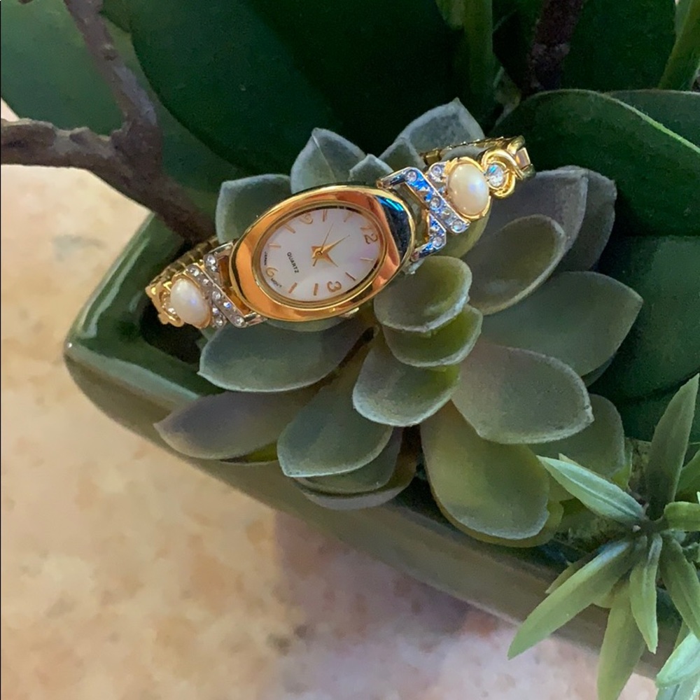 Gold fashion watch